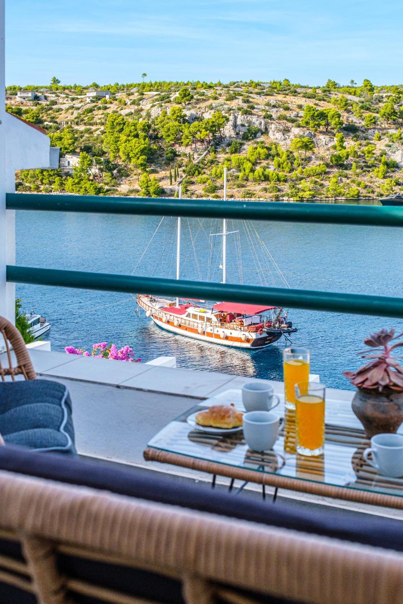 Vila Tudor Bobovisca Exteriör bild